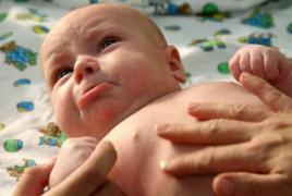 Болит живот у новорожденного: почему он беспокоит грудного ребенка и что делать в домашних условиях, чтобы ему помочь?