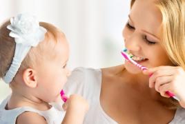 Как чистить зубы младенцу